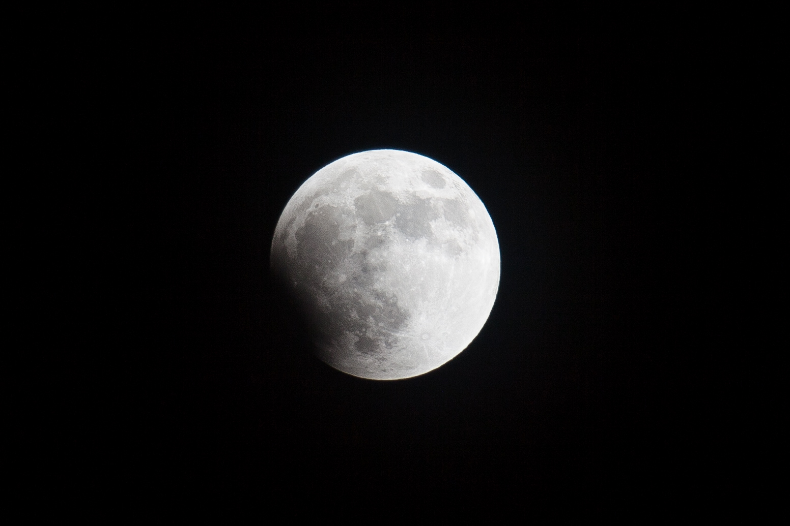 La umbra terrestre comienza a cubrir la Luna
