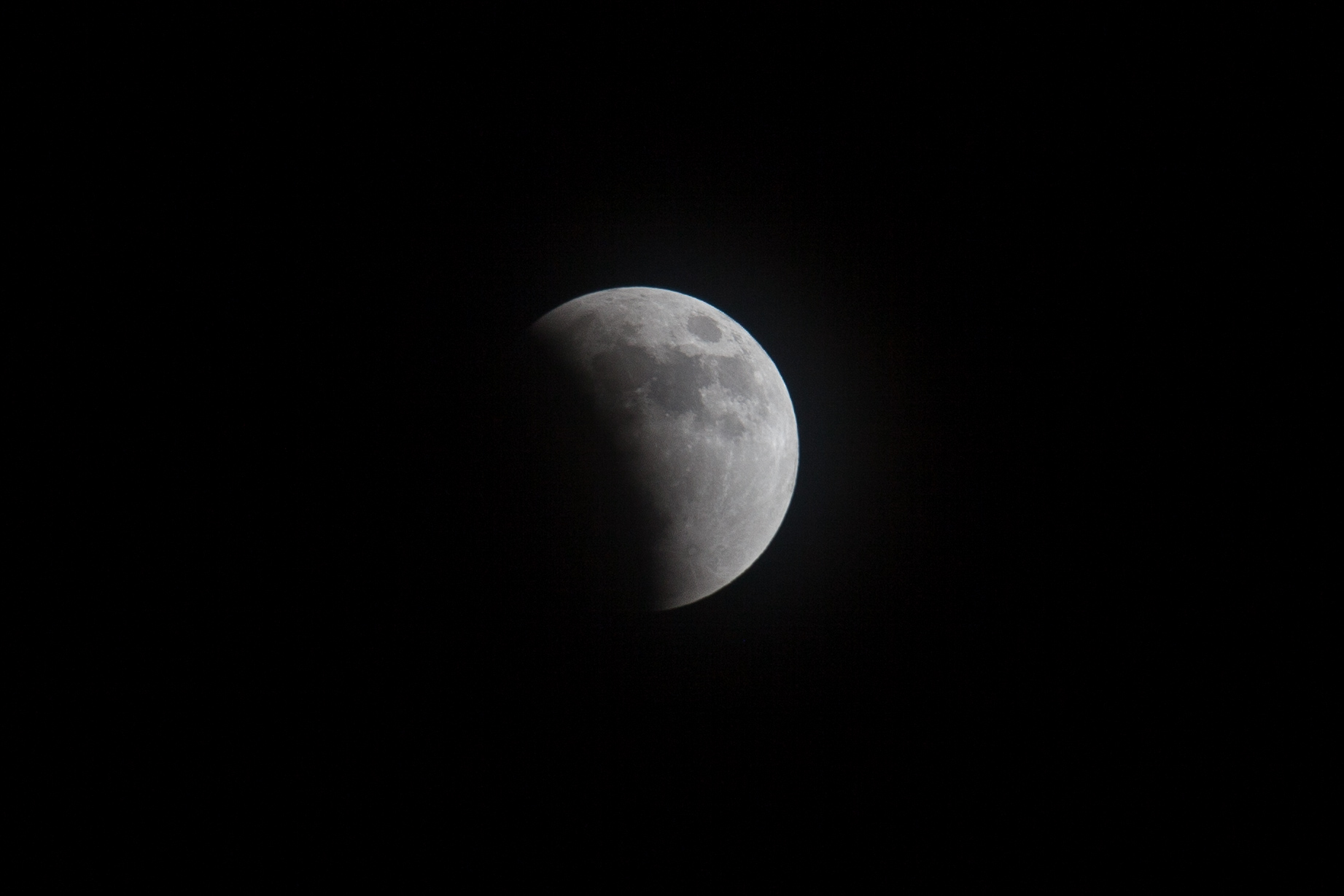 La mitad de la Luna cubierta por la umbra