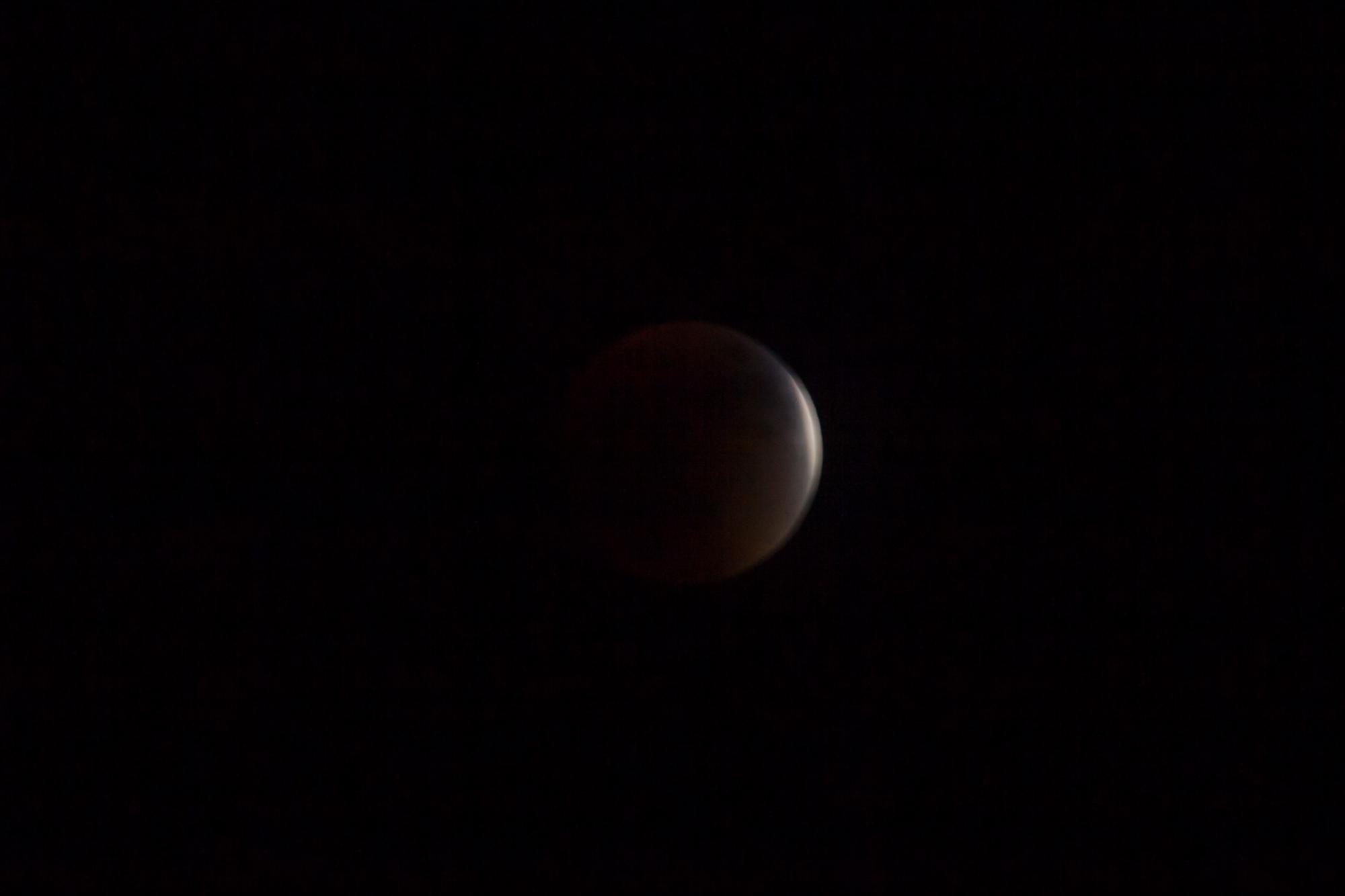 Tono cobrizo de la Luna durante el eclipse