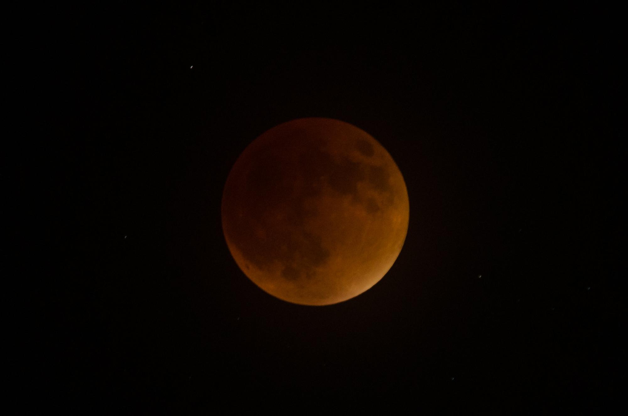 Luna durante el máximo del eclipse total del 27 de septiembre de 2015
