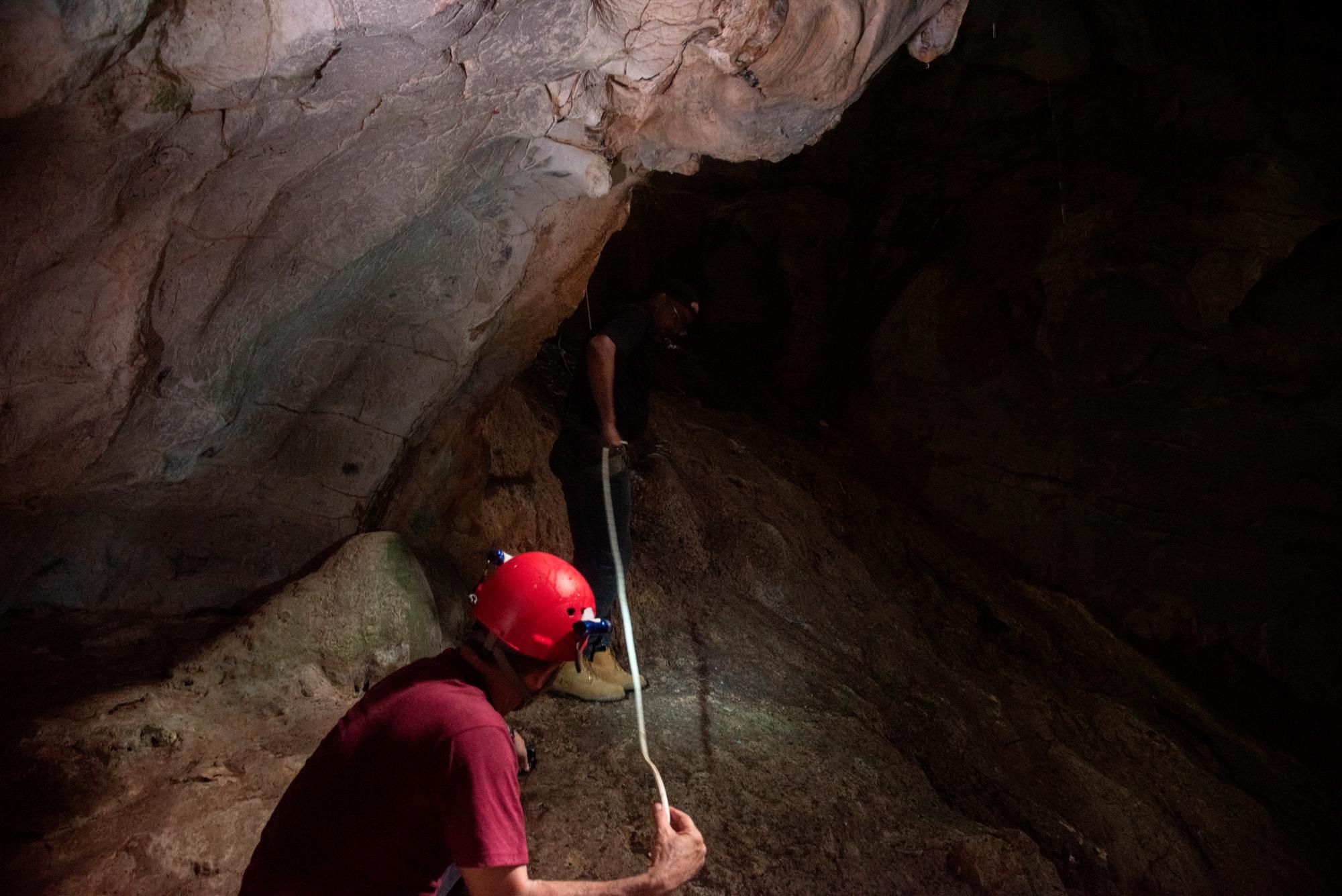 Manuel Grullón durante su descenso a la base de la cueva