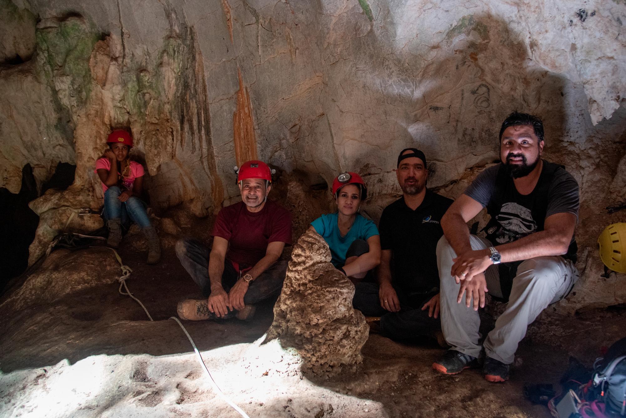 Integrantes de la visita a la Cueva del Puente