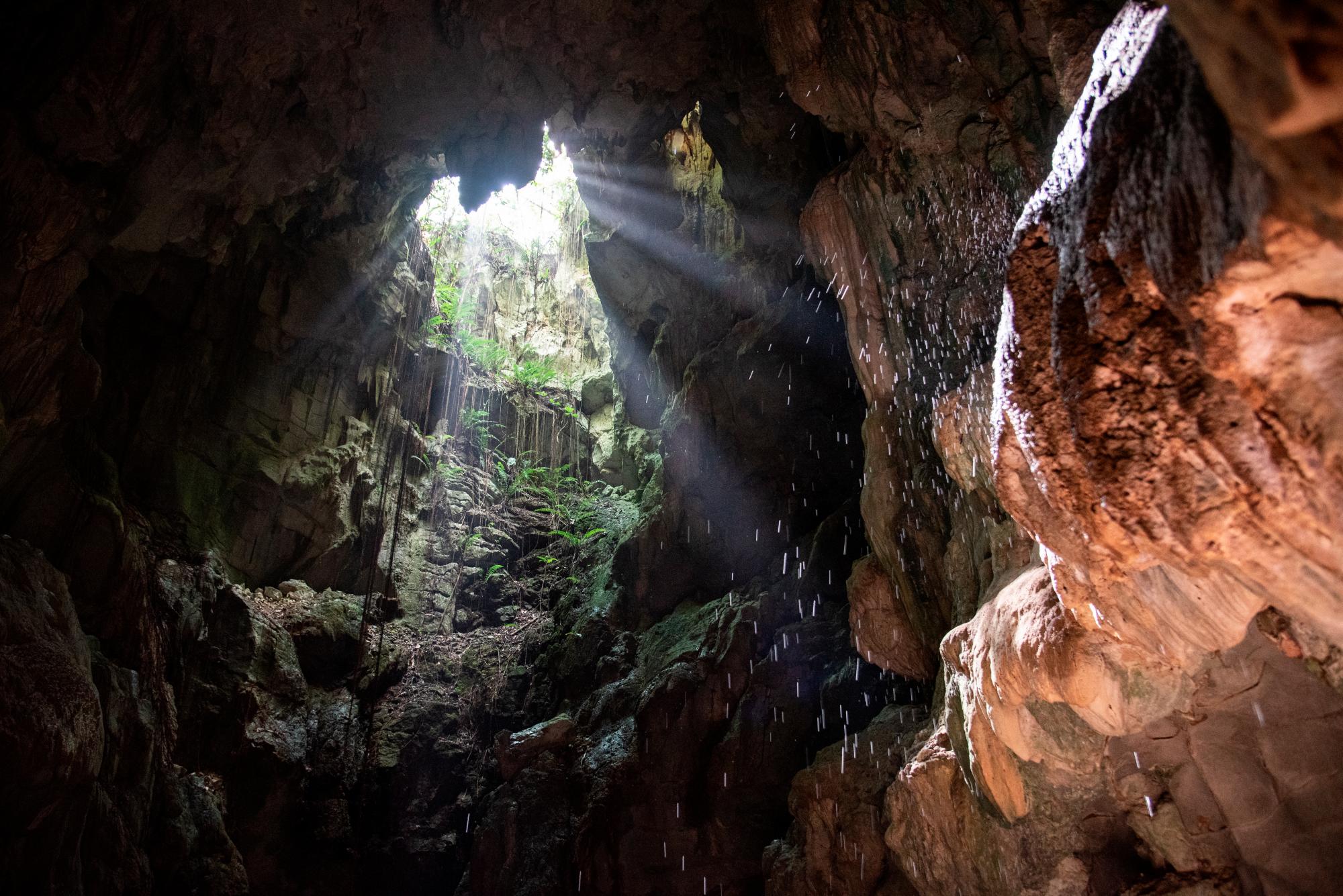 La luz solar alcanza la base de la estalagmita de Márohu y Boinayel en la Cueva del Puente
