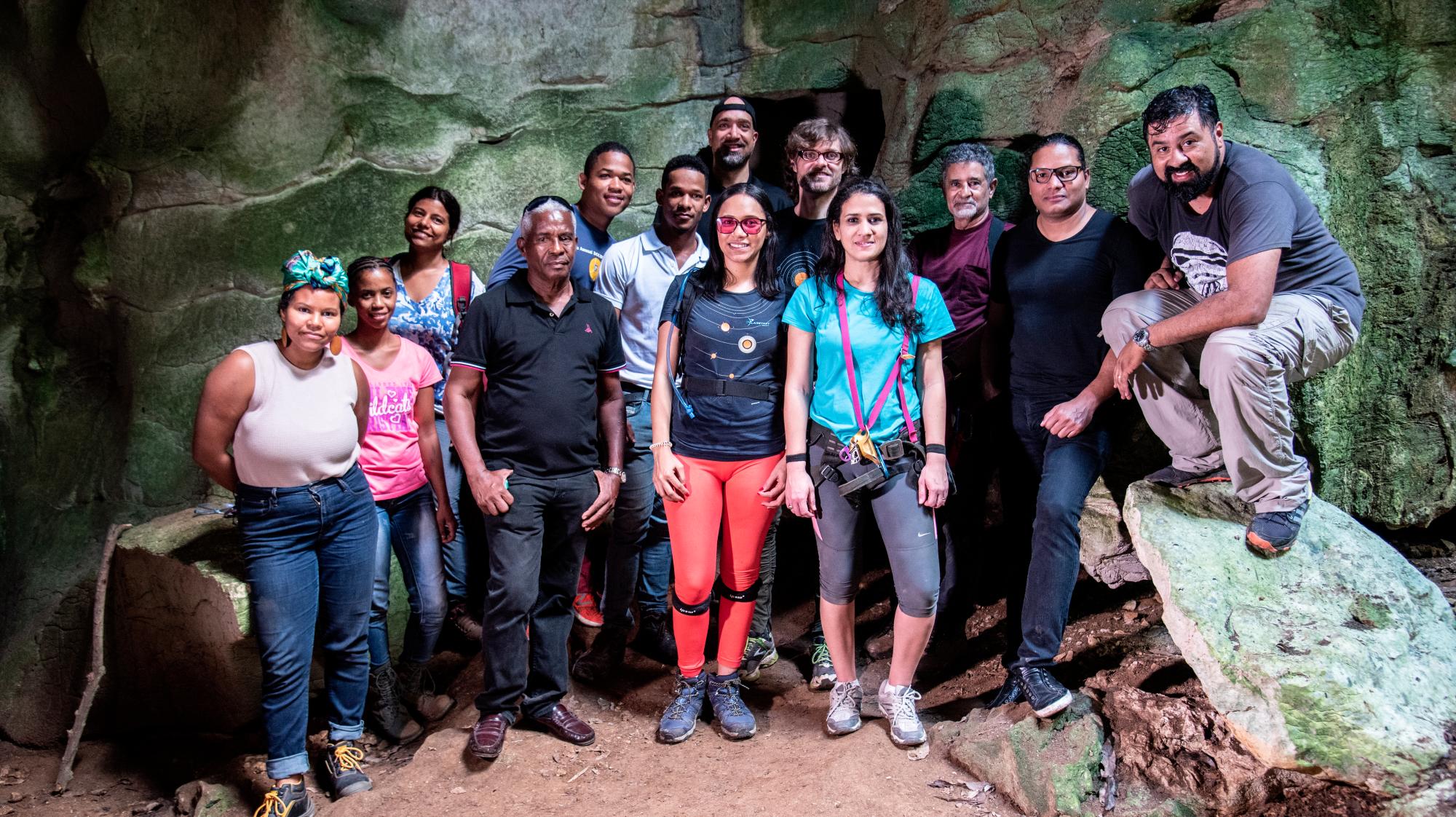Grupo de expedicionarios que visitó la Cueva del Puente