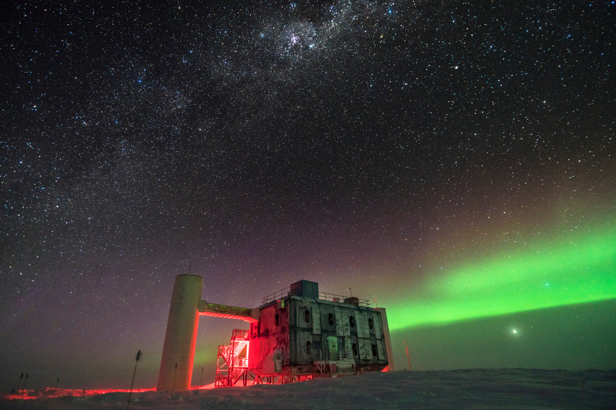 El observatorio de neutrinos IceCube en el Polo Sur, bajo el cielo antártico.