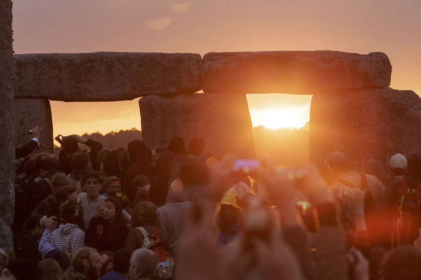 Personas celebran el solsticio de junio en Stonehenge