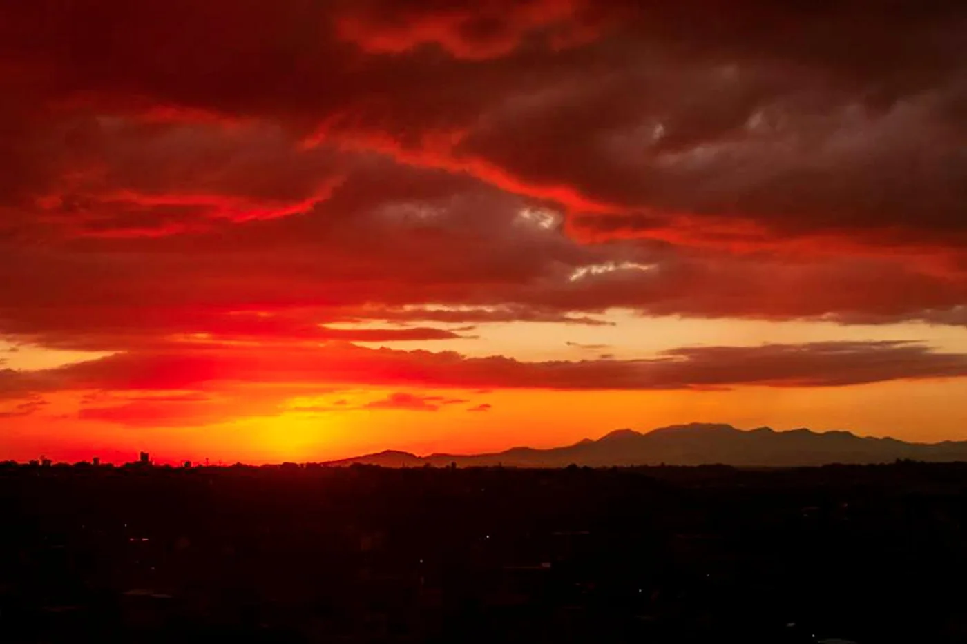Puesta de sol desde el sector Los Tres Brazos en Santo Domingo Este