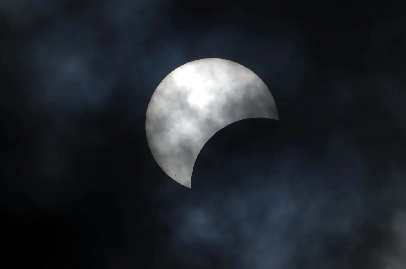 Eclipse solar parcial observado entre nubes